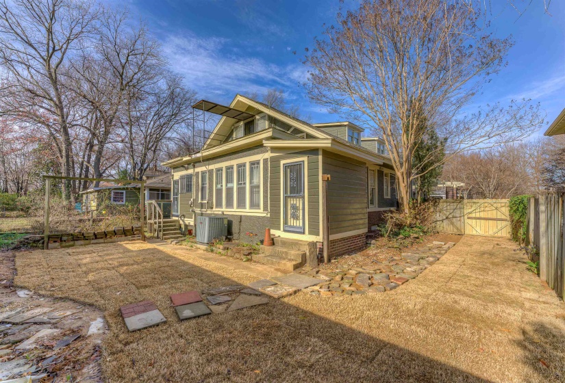 1195 DOROTHY PL, Memphis, Tennessee 38104, 1 Bedroom Bedrooms, 4 Rooms Rooms,1 BathroomBathrooms,Rental Properties,For Sale,DOROTHY,10225077