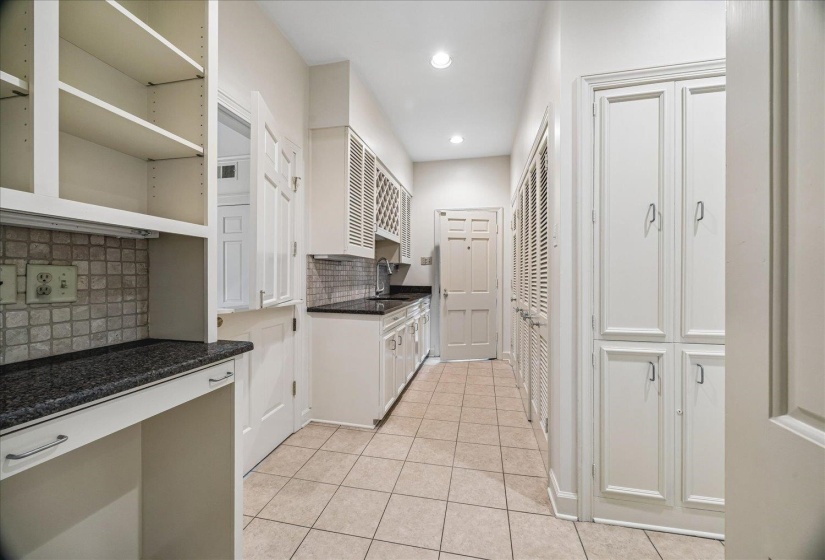 2923 MIDLAND AVE, Memphis, Tennessee 38111, 3 Bedrooms Bedrooms, 9 Rooms Rooms,2.1 BathroomsBathrooms,Residential,For Sale,MIDLAND,10225115
