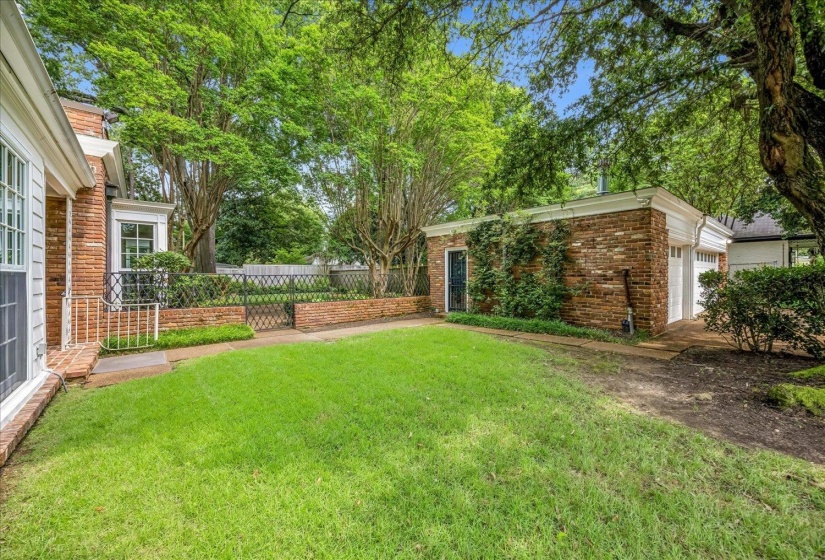 2923 MIDLAND AVE, Memphis, Tennessee 38111, 3 Bedrooms Bedrooms, 9 Rooms Rooms,2.1 BathroomsBathrooms,Residential,For Sale,MIDLAND,10225115