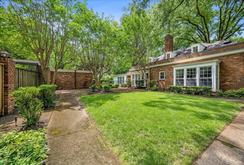 2923 MIDLAND AVE, Memphis, Tennessee 38111, 3 Bedrooms Bedrooms, 9 Rooms Rooms,2.1 BathroomsBathrooms,Residential,For Sale,MIDLAND,10225115