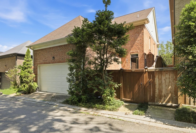 1999 ELZEY AVE, Memphis, Tennessee 38104, 3 Bedrooms Bedrooms, 8 Rooms Rooms,2.1 BathroomsBathrooms,Residential,For Sale,ELZEY,10224925