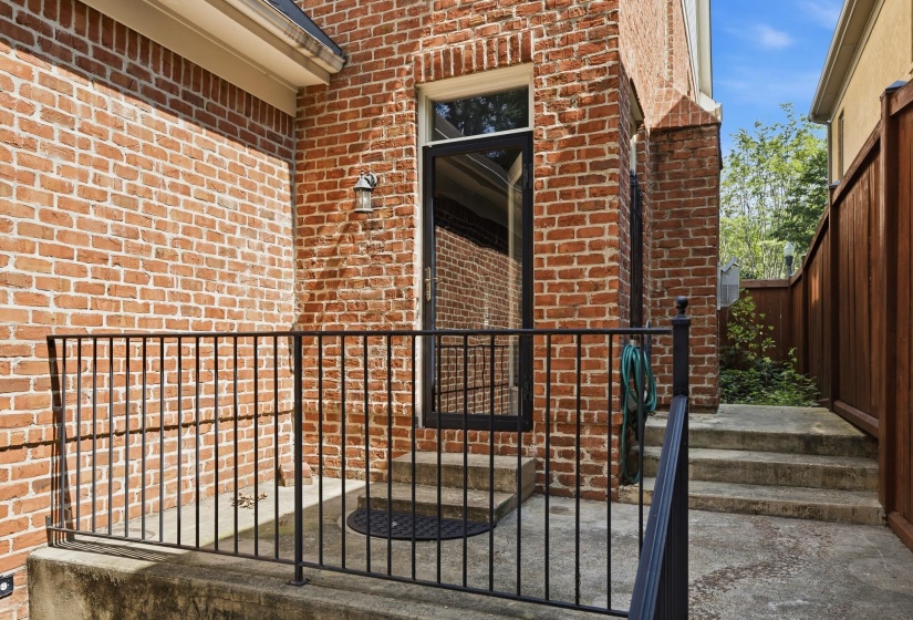 1999 ELZEY AVE, Memphis, Tennessee 38104, 3 Bedrooms Bedrooms, 8 Rooms Rooms,2.1 BathroomsBathrooms,Residential,For Sale,ELZEY,10224925