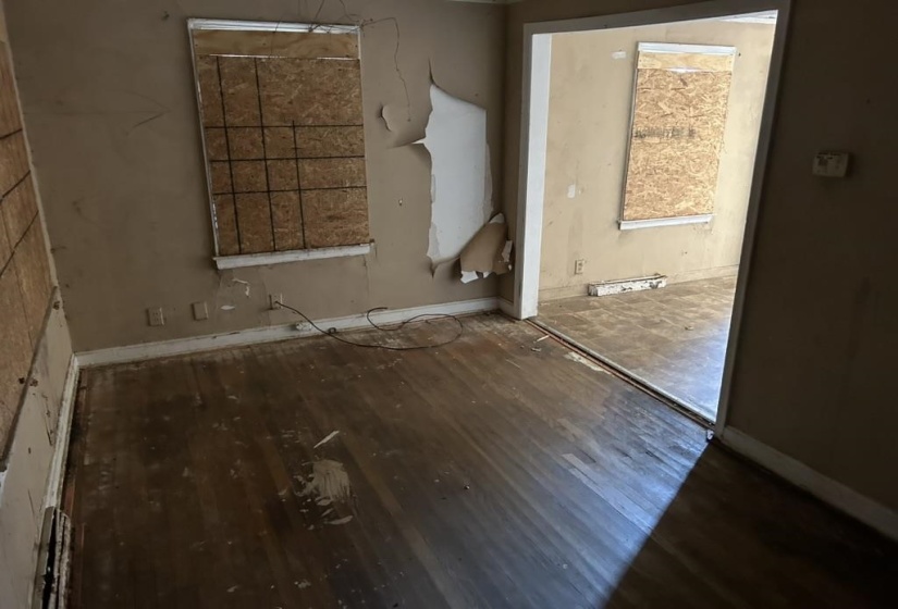 4360 FORD RD, Memphis, Tennessee 38109, 3 Bedrooms Bedrooms, 6 Rooms Rooms,2 BathroomsBathrooms,Residential,For Sale,FORD,10225179
