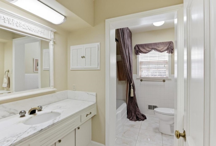 5332 SOUTHWOOD DR, Memphis, Tennessee 38120, 3 Bedrooms Bedrooms, 8 Rooms Rooms,2.1 BathroomsBathrooms,Residential,For Sale,SOUTHWOOD,10225200