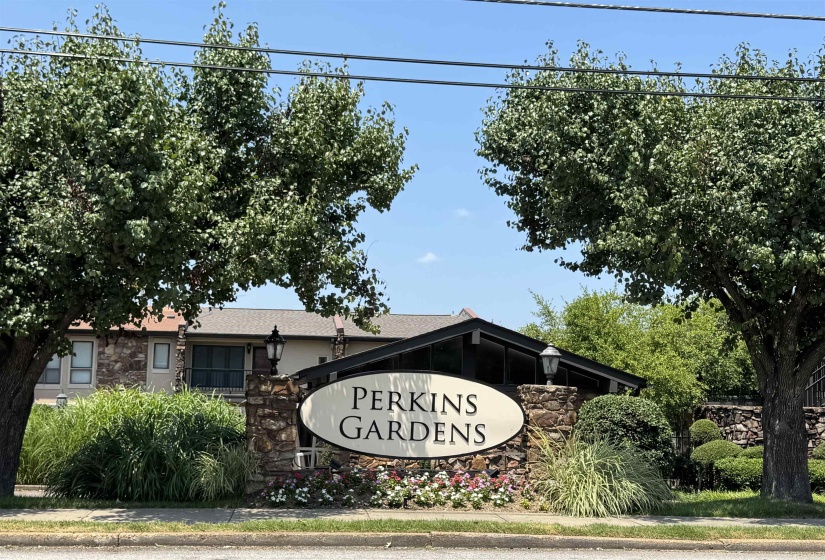 427 PERKINS RD, Memphis, Tennessee 38117, 3 Bedroom Bedrooms, 7 Room Rooms,2.1 BathroomBathrooms,Residential,For Sale,PERKINS,0,10225230