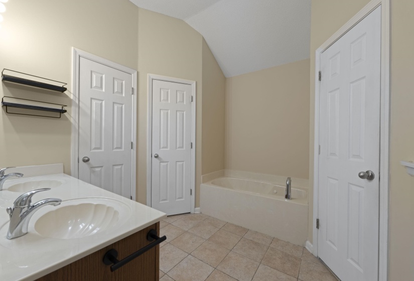 1030 MONTEBELLO CIR, Memphis, Tennessee 38018, 2 Bedroom Bedrooms, 6 Room Rooms,2.1 BathroomBathrooms,Residential,For Sale,MONTEBELLO,0,10225235