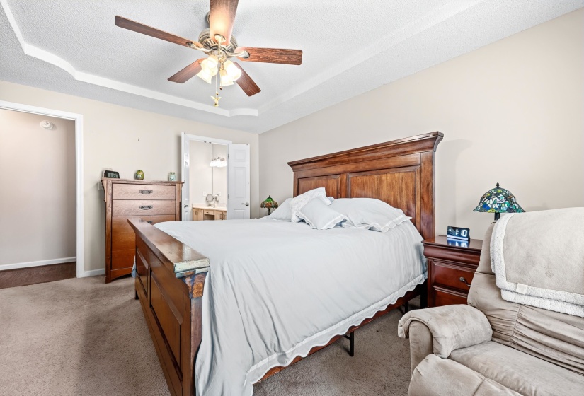 Tray ceiling with crown molding and a ceiling fan