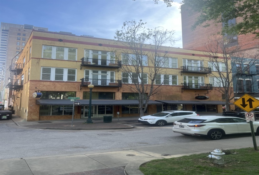 107 COURT AVE, Memphis, Tennessee 38103, 2 Bedroom Bedrooms, 7 Room Rooms,2 BathroomBathrooms,Residential,For Sale,COURT,0,10225262