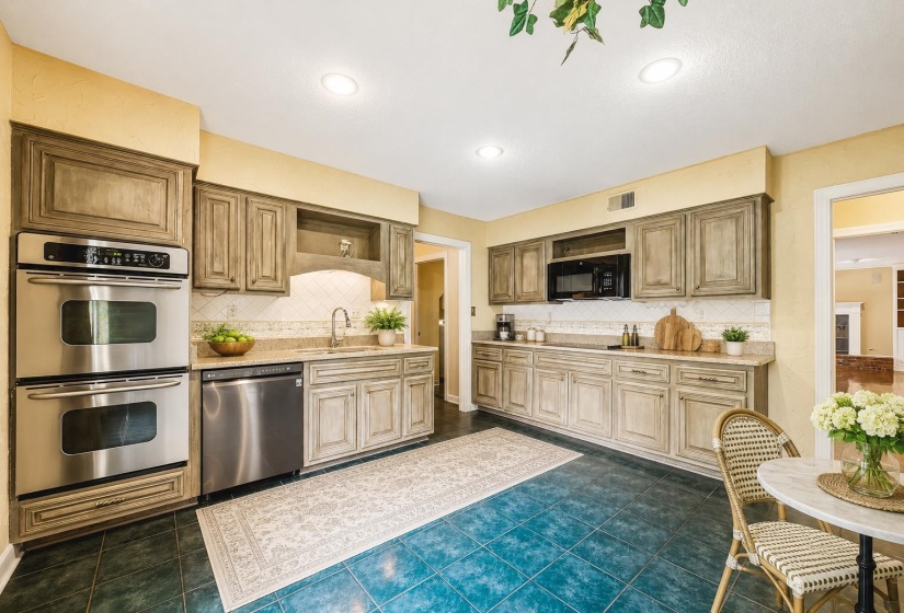2308 HICKORY FOREST DR, Memphis, Tennessee 38119, 4 Bedroom Bedrooms, 9 Room Rooms,2.2 BathroomBathrooms,Residential,For Sale,HICKORY FOREST,0,10225277