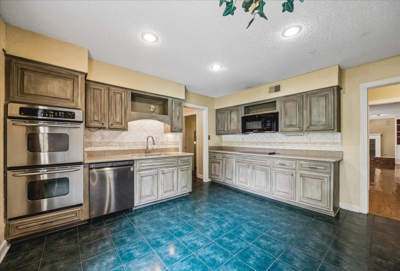 2308 HICKORY FOREST DR, Memphis, Tennessee 38119, 4 Bedroom Bedrooms, 9 Room Rooms,2.2 BathroomBathrooms,Residential,For Sale,HICKORY FOREST,0,10225277