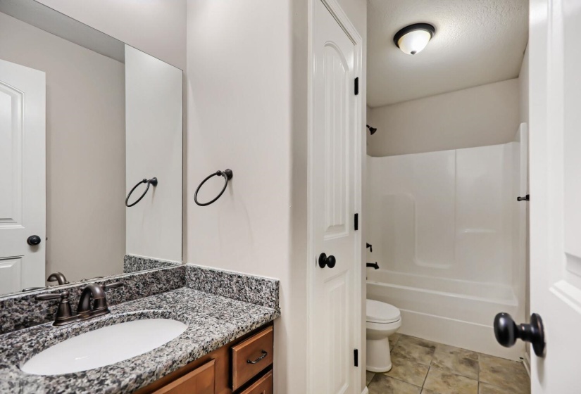 7915 COUNTRY LAKE DR, Bartlett, Tennessee 38133, 4 Bedroom Bedrooms, 8 Room Rooms,3 BathroomBathrooms,Residential,For Sale,COUNTRY LAKE,0,10225303