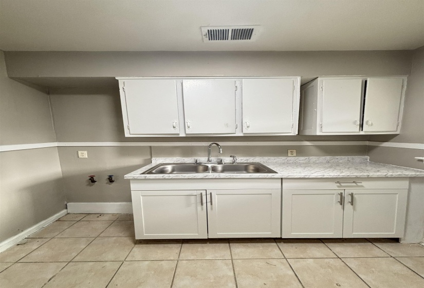 1065 LARRY LN, Memphis, Tennessee 38122, 3 Bedrooms Bedrooms, 5 Rooms Rooms,1 BathroomBathrooms,Rental Properties,For Sale,LARRY,10225439
