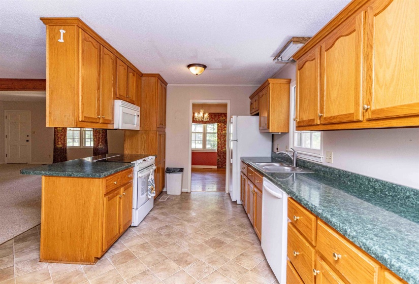 1057 COUNTRY CLUB LN, Selmer, Tennessee 38375, 3 Bedrooms Bedrooms, 7 Rooms Rooms,2 BathroomsBathrooms,Residential,For Sale,COUNTRY CLUB,10225491