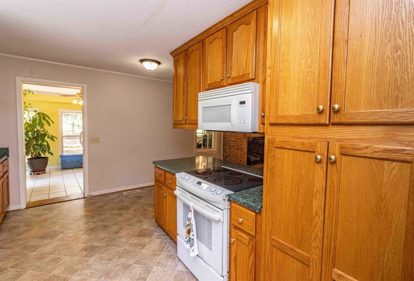 1057 COUNTRY CLUB LN, Selmer, Tennessee 38375, 3 Bedrooms Bedrooms, 7 Rooms Rooms,2 BathroomsBathrooms,Residential,For Sale,COUNTRY CLUB,10225491