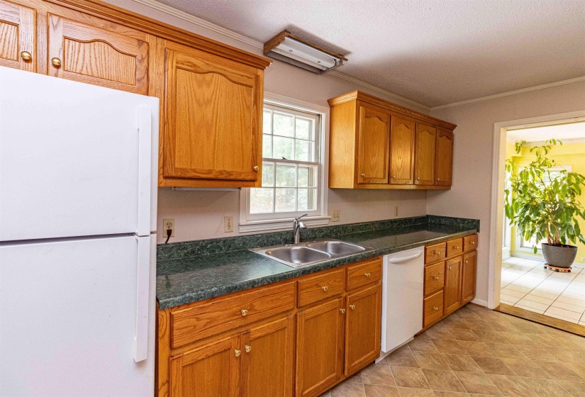 1057 COUNTRY CLUB LN, Selmer, Tennessee 38375, 3 Bedrooms Bedrooms, 7 Rooms Rooms,2 BathroomsBathrooms,Residential,For Sale,COUNTRY CLUB,10225491