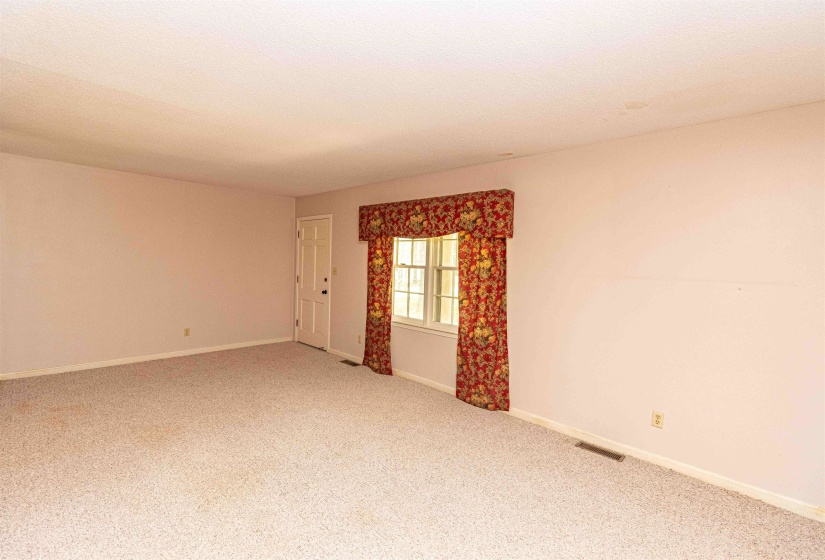 1057 COUNTRY CLUB LN, Selmer, Tennessee 38375, 3 Bedrooms Bedrooms, 7 Rooms Rooms,2 BathroomsBathrooms,Residential,For Sale,COUNTRY CLUB,10225491