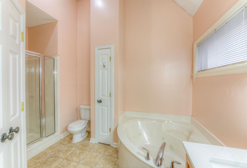 2715 BENDING ELM DR, Memphis, Tennessee 38016, 3 Bedrooms Bedrooms, 6 Rooms Rooms,2 BathroomsBathrooms,Residential,For Sale,BENDING ELM,10225495