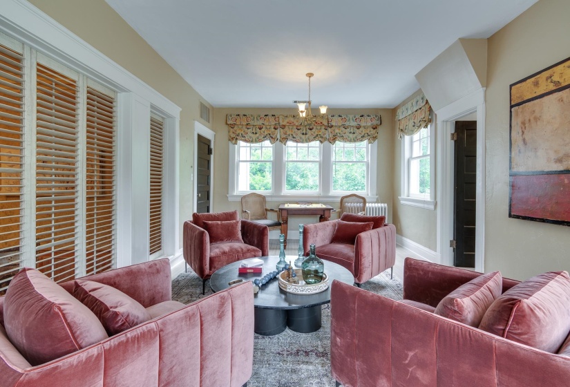 2221 POPLAR AVE, Memphis, Tennessee 38104, 5 Bedroom Bedrooms, 12 Room Rooms,4.3 BathroomBathrooms,Residential,For Sale,POPLAR,0,10225522