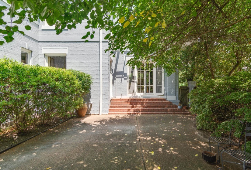 2221 POPLAR AVE, Memphis, Tennessee 38104, 5 Bedroom Bedrooms, 12 Room Rooms,4.3 BathroomBathrooms,Residential,For Sale,POPLAR,0,10225522
