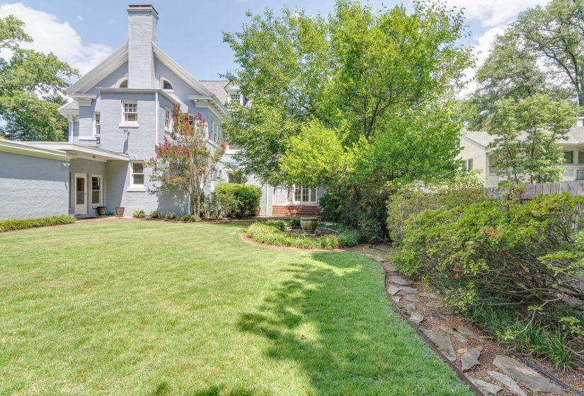 2221 POPLAR AVE, Memphis, Tennessee 38104, 5 Bedroom Bedrooms, 12 Room Rooms,4.3 BathroomBathrooms,Residential,For Sale,POPLAR,0,10225522