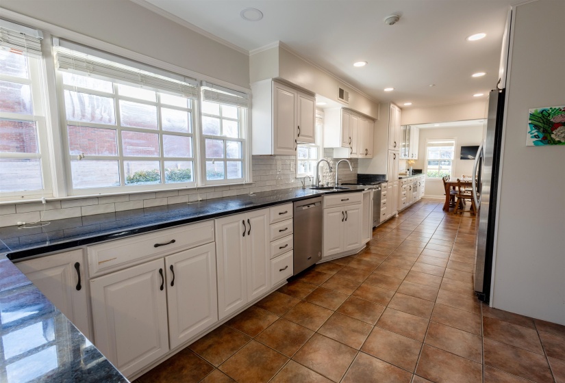 510 BERKELEY SQ, Memphis, Tennessee 38120, 4 Bedrooms Bedrooms, 8 Rooms Rooms,2.1 BathroomsBathrooms,Rental Properties,For Sale,BERKELEY,10225571