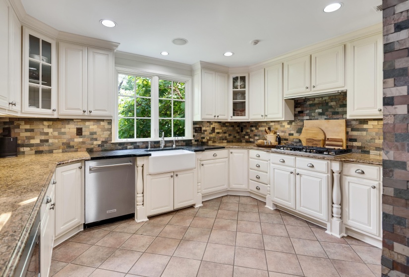 4440 BARFIELD RD, Memphis, Tennessee 38117, 5 Bedrooms Bedrooms, 10 Rooms Rooms,4.1 BathroomsBathrooms,Residential,For Sale,BARFIELD,10225629