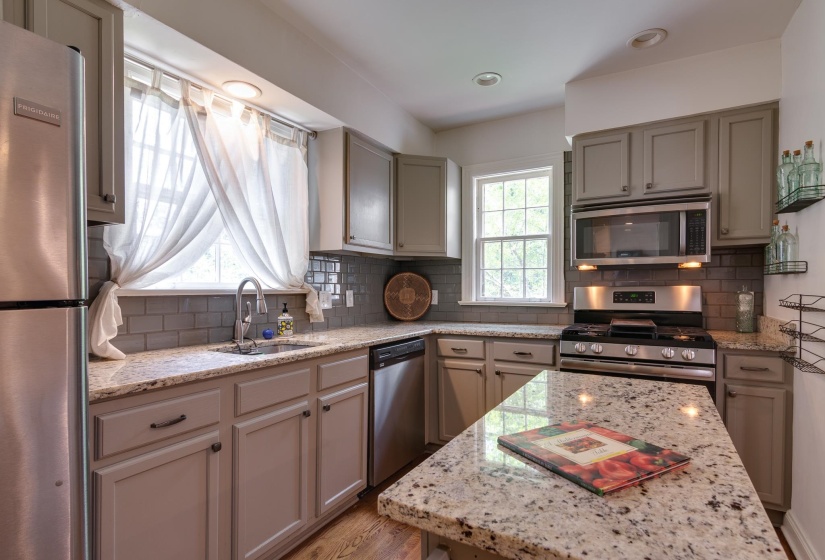 3123 COWDEN AVE, Memphis, Tennessee 38111, 2 Bedrooms Bedrooms, 6 Rooms Rooms,2.1 BathroomsBathrooms,Residential,For Sale,COWDEN,10225665