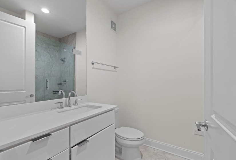 717 RIVERSIDE DR, Memphis, Tennessee 38103, 3 Bedroom Bedrooms, 6 Room Rooms,3 BathroomBathrooms,Rental Properties,For Sale,RIVERSIDE,0,10225686