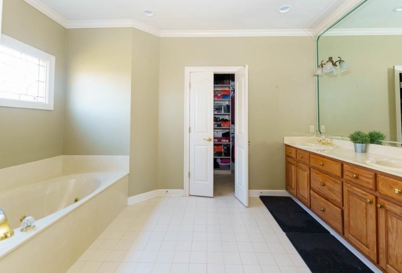 734 GABLE LN, Collierville, Tennessee 38017, 4 Bedrooms Bedrooms, 7 Rooms Rooms,3 BathroomsBathrooms,Rental Properties,For Sale,GABLE,10225770
