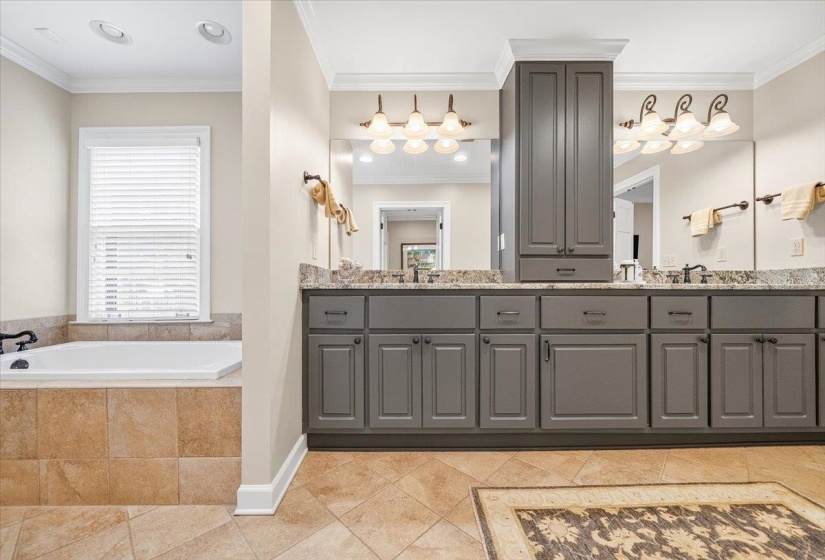 5483 SPAINWOOD AVE, Memphis, Tennessee 38120, 4 Bedroom Bedrooms, 9 Room Rooms,2.1 BathroomBathrooms,Residential,For Sale,SPAINWOOD,0,10225625
