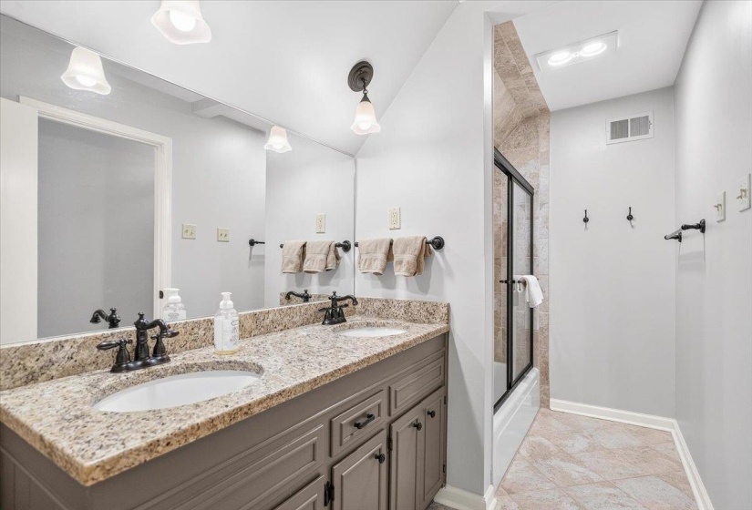 5483 SPAINWOOD AVE, Memphis, Tennessee 38120, 4 Bedroom Bedrooms, 9 Room Rooms,2.1 BathroomBathrooms,Residential,For Sale,SPAINWOOD,0,10225625