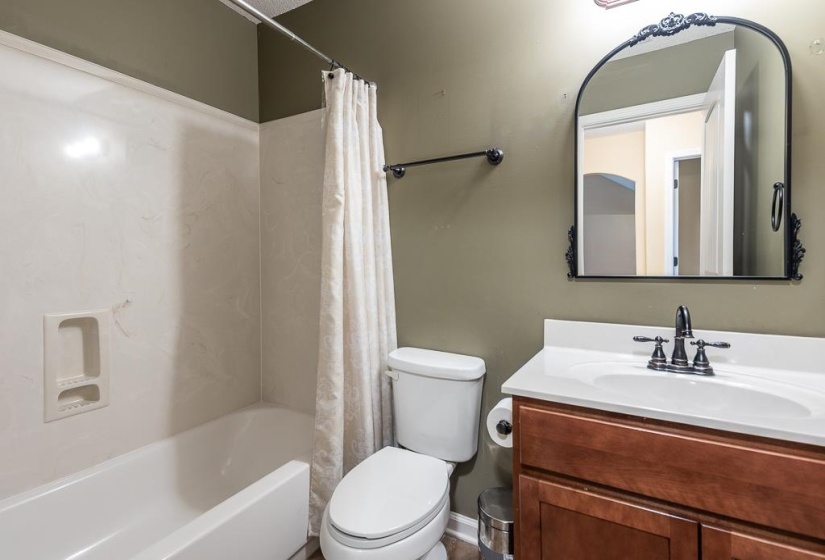 Features a Single Vanity, Tub/Shower/Toilet