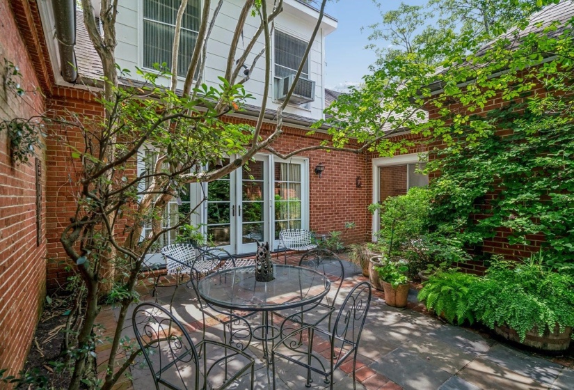 92 HOLLYOKE LN, Memphis, Tennessee 38117, 4 Bedroom Bedrooms, 8 Room Rooms,3 BathroomBathrooms,Residential,For Sale,HOLLYOKE,0,10225360