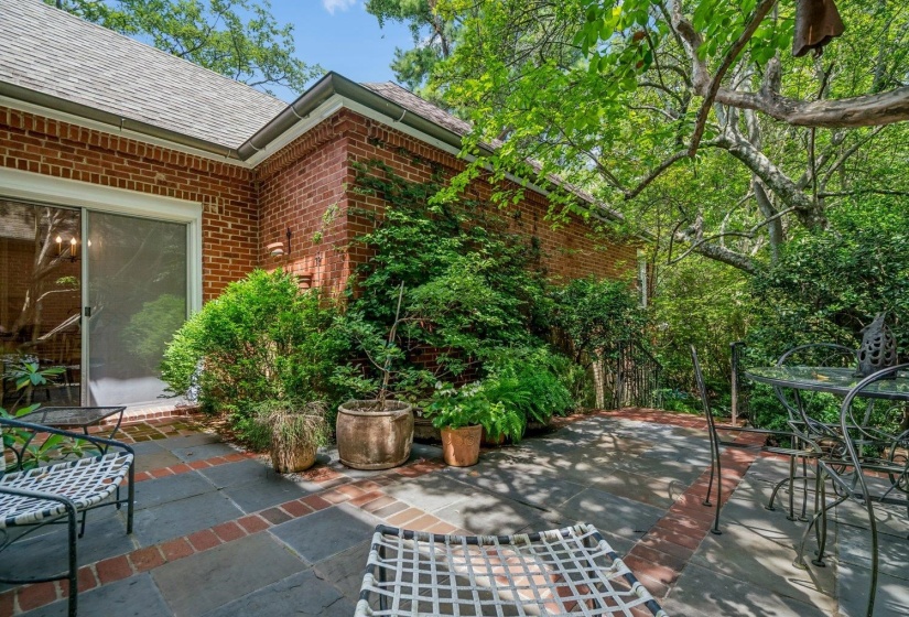 92 HOLLYOKE LN, Memphis, Tennessee 38117, 4 Bedroom Bedrooms, 8 Room Rooms,3 BathroomBathrooms,Residential,For Sale,HOLLYOKE,0,10225360