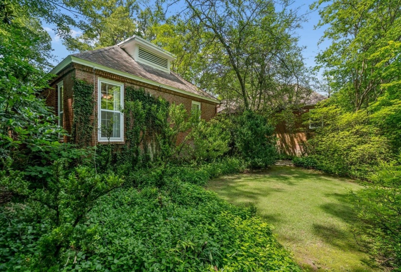 92 HOLLYOKE LN, Memphis, Tennessee 38117, 4 Bedroom Bedrooms, 8 Room Rooms,3 BathroomBathrooms,Residential,For Sale,HOLLYOKE,0,10225360