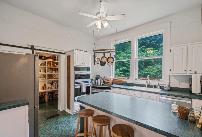 1270 CARR AVE, Memphis, Tennessee 38104, 4 Bedrooms Bedrooms, 8 Rooms Rooms,2 BathroomsBathrooms,Residential,For Sale,CARR,10225865