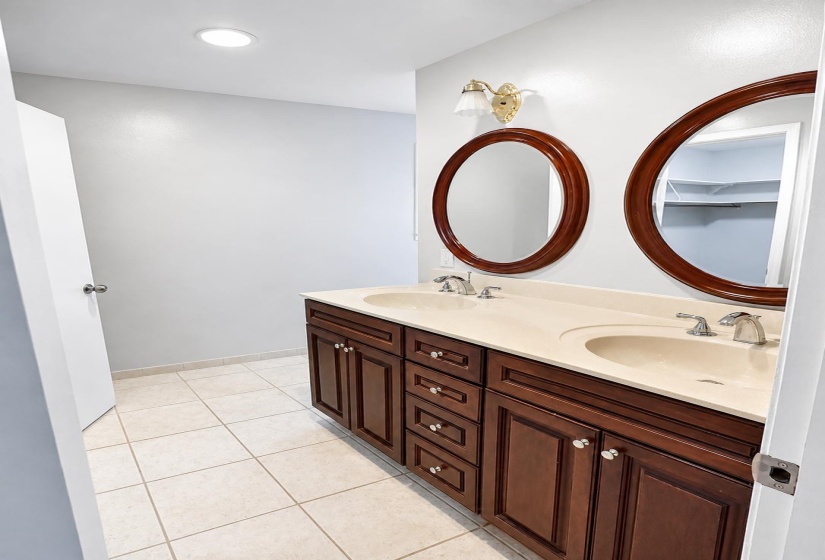 1562 HOLLY HILL DR, Germantown, Tennessee 38138, 4 Bedroom Bedrooms, 8 Room Rooms,2.1 BathroomBathrooms,Rental Properties,For Sale,HOLLY HILL,0,10228573