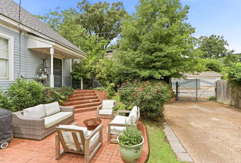 2072 FELIX AVE, Memphis, Tennessee 38104, 2 Bedroom Bedrooms, 5 Room Rooms,2 BathroomBathrooms,Residential,For Sale,FELIX,0,10226285