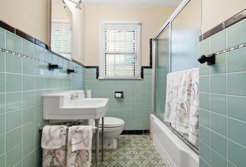 981 MCLEAN BLVD, Memphis, Tennessee 38107, 4 Bedroom Bedrooms, 9 Room Rooms,2.1 BathroomBathrooms,Residential,For Sale,MCLEAN,0,10226116
