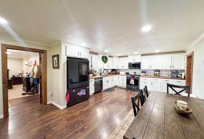 948 GEORGE WEAKLEY RD, Dyersburg, Tennessee 38024, 3 Bedroom Bedrooms, 6 Room Rooms,2 BathroomBathrooms,Residential,For Sale,GEORGE WEAKLEY,0,10226616