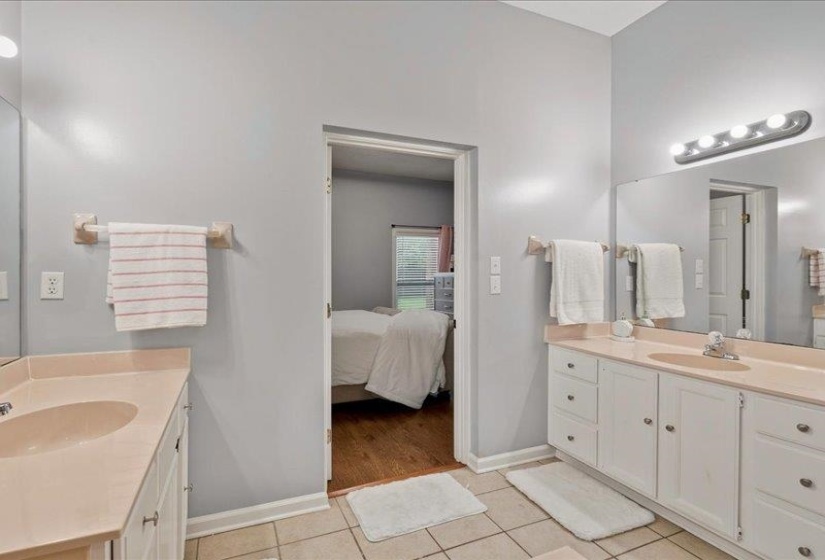 1952 WESTBRIAR CIR, Memphis, Tennessee 38016, 4 Bedroom Bedrooms, 9 Room Rooms,2.1 BathroomBathrooms,Residential,For Sale,WESTBRIAR,0,10226312
