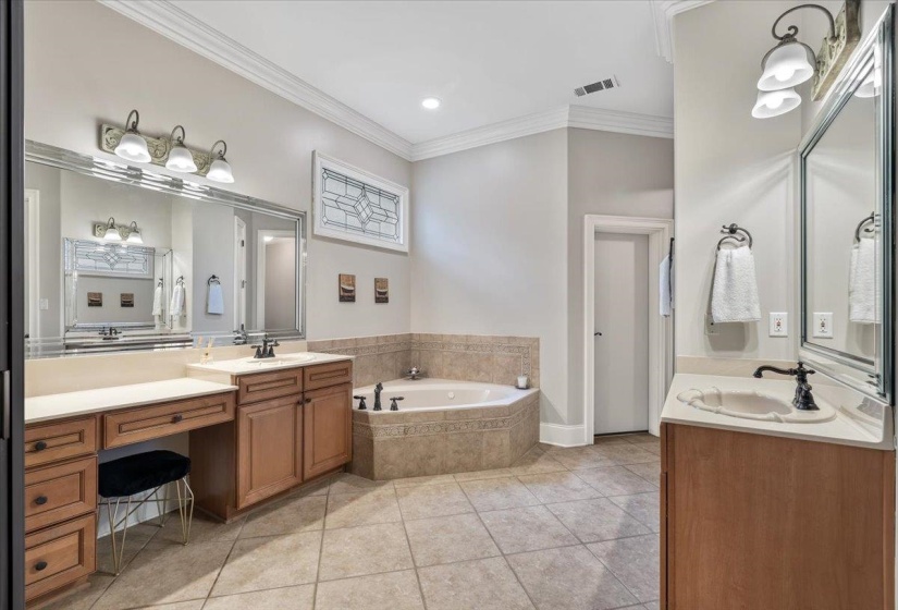 7800 CHAPEL RIDGE DR, Memphis, Tennessee 38016, 4 Bedroom Bedrooms, 10 Room Rooms,4.1 BathroomBathrooms,Residential,For Sale,CHAPEL RIDGE,0,10226560