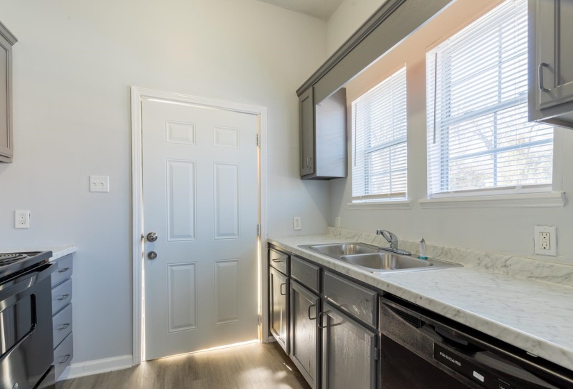 1517 COURT AVE, Memphis, Tennessee 38104, 3 Bedroom Bedrooms, 0 ,1 BathroomBathrooms,Duplexes,For Sale,COURT,0,10228595