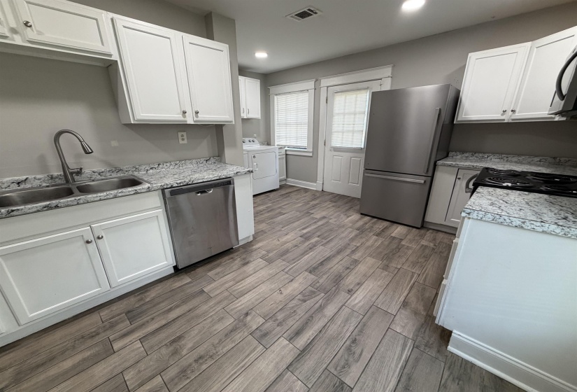 2078 WALKER AVE, Memphis, Tennessee 38104, 5 Bedroom Bedrooms, 8 Room Rooms,2 BathroomBathrooms,Rental Properties,For Sale,WALKER,0,10228617