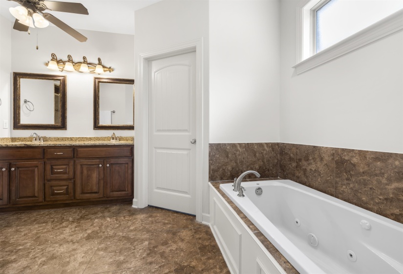 195 CHEROKEE CIR, Oakland, Tennessee 38060, 4 Bedroom Bedrooms, 6 Room Rooms,3 BathroomBathrooms,Residential,For Sale,CHEROKEE,0,10224625