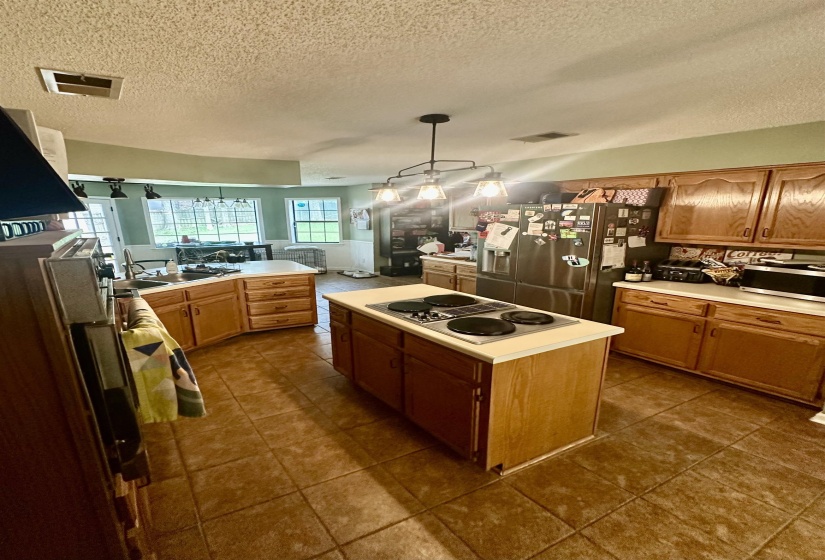 2217 OAK HOLLOW LN, Memphis, Tennessee 38016, 4 Bedroom Bedrooms, 7 Room Rooms,3 BathroomBathrooms,Residential,For Sale,OAK HOLLOW,0,10226813