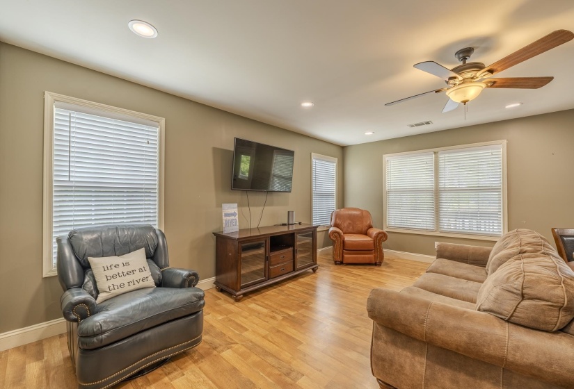 965 ARNOLD LN, Savannah, Tennessee 38372, 2 Bedroom Bedrooms, 9 Room Rooms,2 BathroomBathrooms,Residential,For Sale,ARNOLD,0,10226699