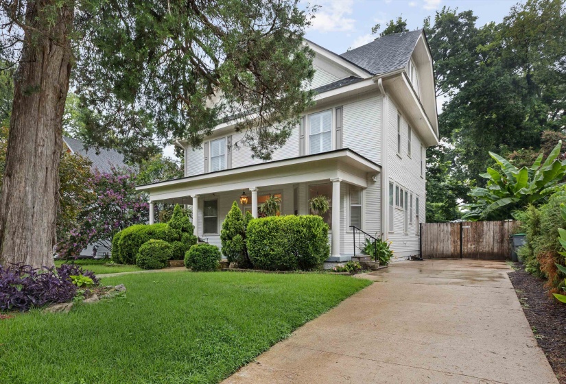 2025 CENTRAL AVE, Memphis, Tennessee 38104, 5 Bedroom Bedrooms, 10 Room Rooms,3.1 BathroomBathrooms,Residential,For Sale,CENTRAL,0,10224951