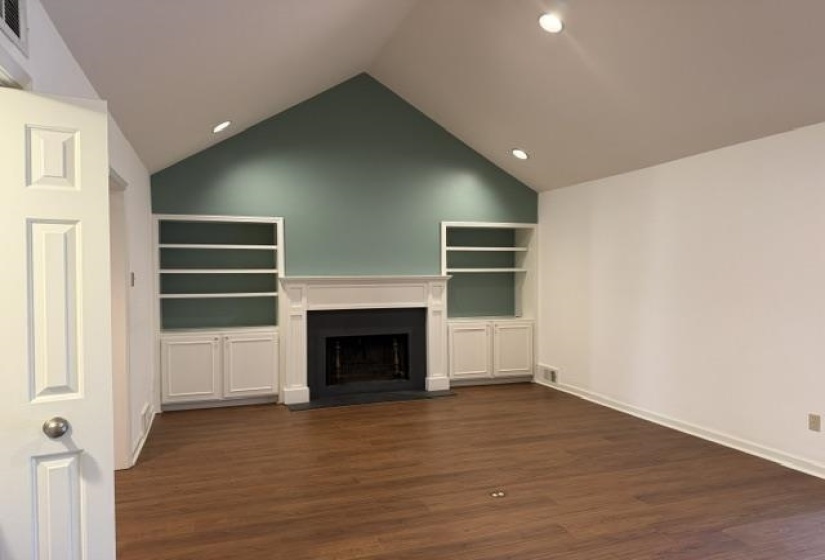 4725 MINT DR, Memphis, Tennessee 38117, 2 Bedroom Bedrooms, 6 Room Rooms,2.1 BathroomBathrooms,Residential,For Sale,MINT,0,10223833