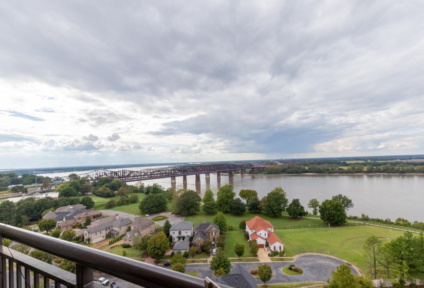 717 RIVERSIDE DR, Memphis, Tennessee 38103, 2 Bedroom Bedrooms, 5 Room Rooms,2 BathroomBathrooms,Residential,For Sale,RIVERSIDE,0,10226513